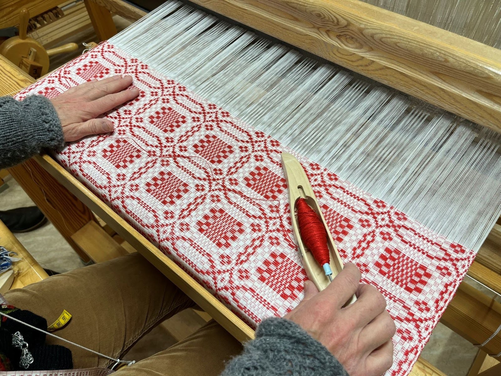 Mer kateder och pekpinne, mindre batik och färga garn!